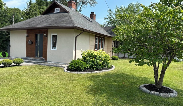 Lovely 3-bedroom house with Wooden Fireplace, Pool and Private Backyard.