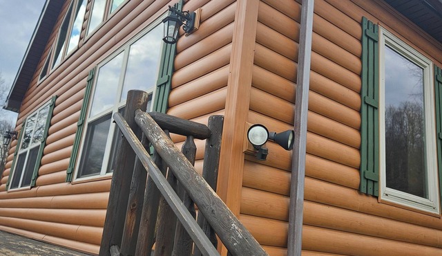 Lovely and rustic 3-bedroom cabin in Cairnbrook for a relaxing getaway