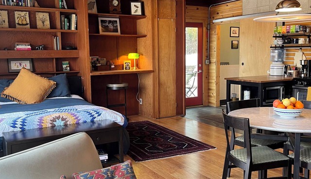 Lovely studio in Northfield, perfect location for visiting St. Olaf/Carleton.