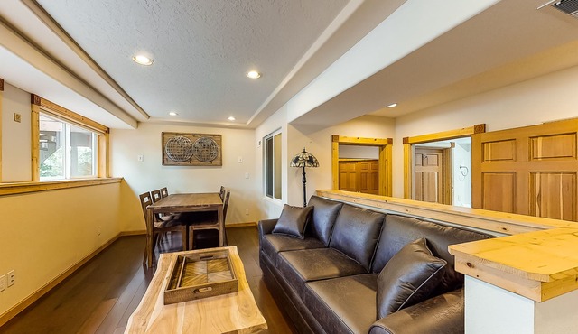 Lower-level dwelling in a riverfront home w/ shared dock & scenic views