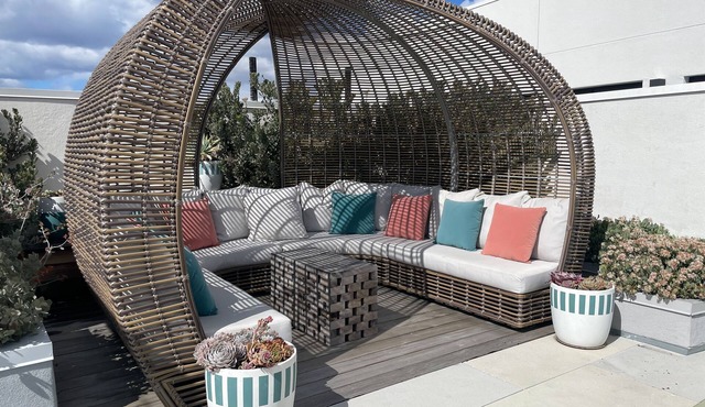 Luxury 1BDR l Heart of Santa Monica & Steps to the beach