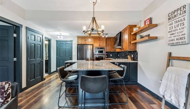 Luxury 2BR/2BA - Granite Kitchen, King Bed, Hot Tubs - Copper Mtn Center Village