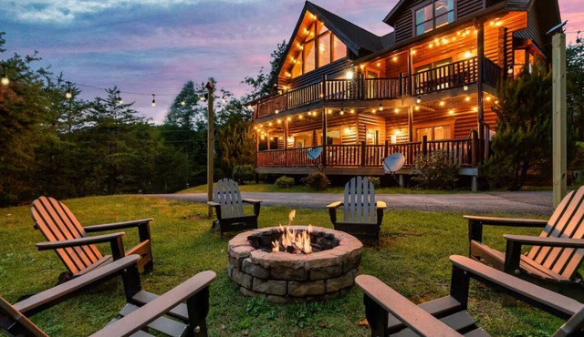 Luxury Cabin w/View! Sleeps 22, Movie Rm, Game Rm!