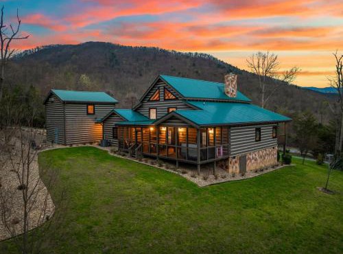 Luxury Chalet with Private Suite Secluded and HotTub