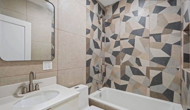 Luxury & Elegance @ Large Private HOME, 3baths, CentralAC, Washer/Dryer, Parking