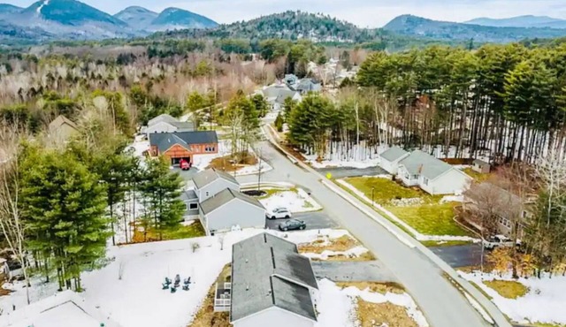 Luxury Fall Retreat with mountain views - 10 min to Lake George