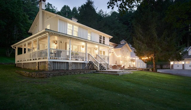 Luxury Mountain Farmhouse with Sauna, Sleeps 16