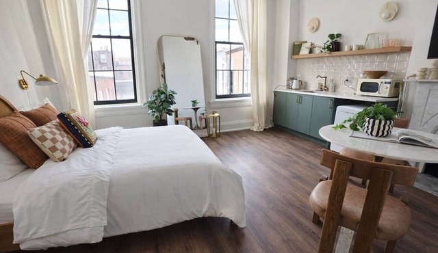 Luxury Queen Studio - Solara at The Marle Boutique Hotel-Near JHU + Downtown