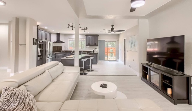 Luxury Retreat w/ Steam Shower+gym+office+ gourmet kitchen 4.4 miles to downtown