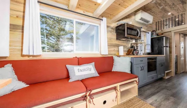 Luxury Tiny Home/Base Camp to Ouray, Telluride/3 Queen beds/Washer & Dryer/Smart TV/Hot Tub Access/Patio w/Mountain Views/Fire Pit/11 mi to Airport