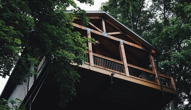 Luxury Treehouse Cabin Over Salt Creek, Cabin 2