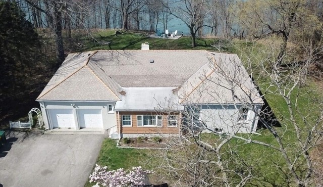 LUXURY WATERFRONT HOME w/PRIVATE BEACH w/BBQ PATIO
