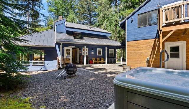 Magnificent Custom-Built Lodge Surrounded By Forest of Douglas Firs, Cedar Trees