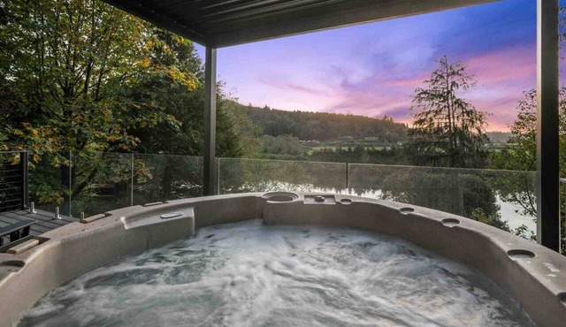 Magnificent Riverfront Views From Hot Tub, Home, & Deck, Stunning Inside and Out, 5 Minutes to Beach