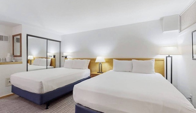 Main St. gem - pool & hot tub - walk to lifts, dog-friendly, ground-floor