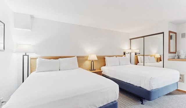 Main St. room - pool & hot tub - walk to lifts, dog-friendly, balcony