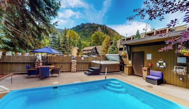 Main Street studio - pool & hot tub - walk to lifts, dog-friendly, balcony