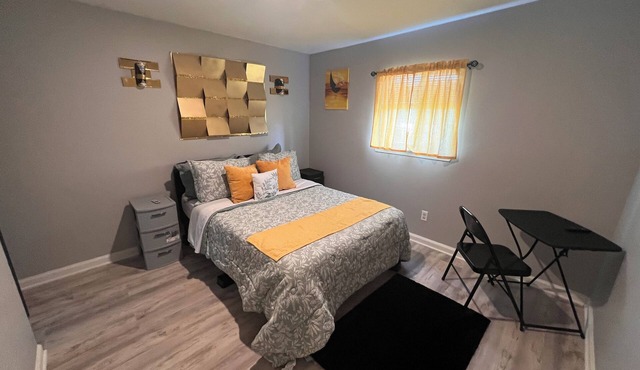 Marvelous 3-bedroom house in Baltimore with WiFi, AC, Smart TV. Travel Royally!