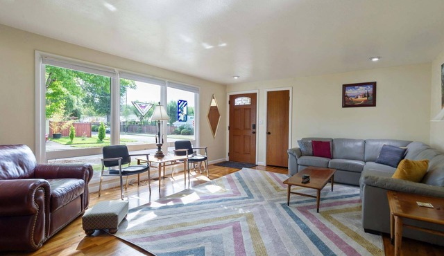 Mellow Yellow: Cozy 3BR near UO and Downtown, perfect for 6 guests!