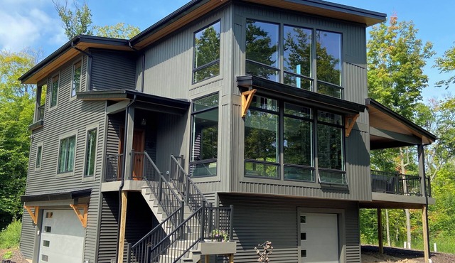 MINUTES to Niagara Falls, UNIQUE Custom Home, PRIVATE Woodland Retreat, HOT TUB