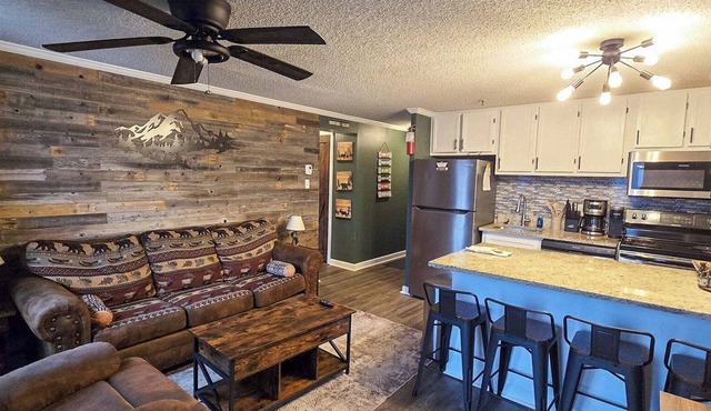 ML103 Cozy 2-bedroom first level condo in pleasant Snowshoe - Steps from slopes