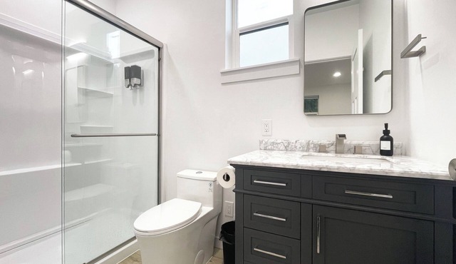 Modern 2Bed/2Bath Home with Full Kitchen