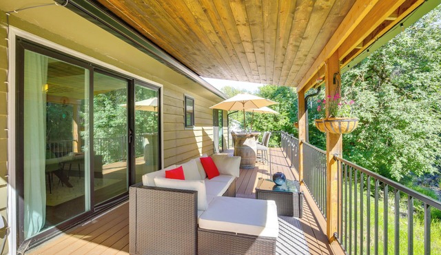 Modern Creekside Retreat 1 Mi to Spirit Mtn Casino