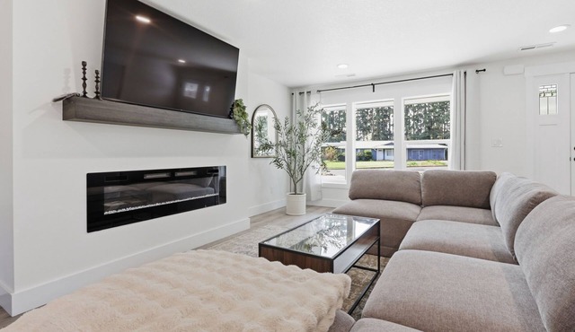 Modern, fully updated 4-BR house in cul-de-sac