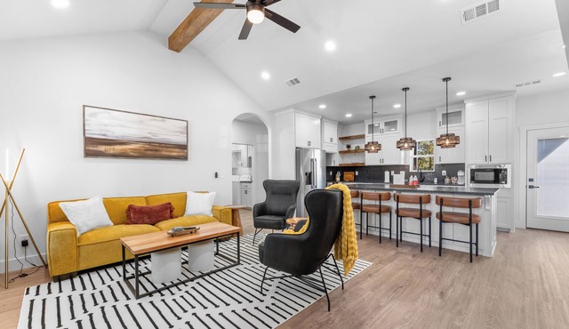 Modern Getaway | Walk to Beaver Lake + Hot Tub