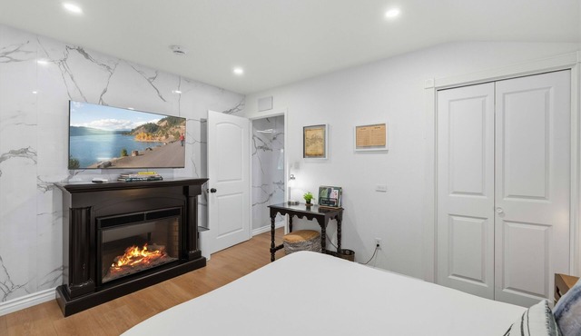 Modern Guest Suite, Fireplace, Patio, BBQ, Parking