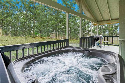 Modern Harpers Ferry Cabin w Hot Tub Deck WiFi