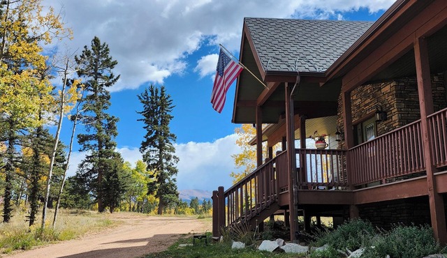 Modern home secluded on 55 acres-Breathtaking views of Pikes Peak- Pet Friendly