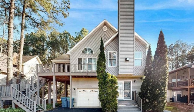Modern home with screened deck, central AC, washer/dryer & well-equipped kitchen