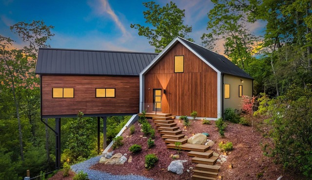 Modern Luxury Chalet Mountain Views Hot Tub Fire Pit Pets
