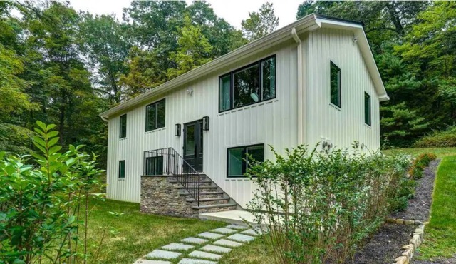 Modern & secluded with a private outdoor hot tub and sauna!