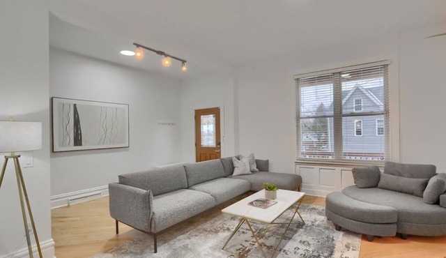 Modern & Spacious 4BD House in Pittsburgh with Free Street Parking