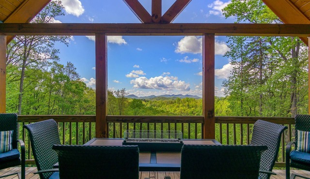 Mountain Crest | Pet-friendly Log Cabin with Mountain Views!