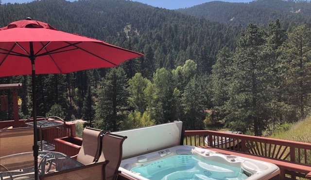 MOUNTAIN FAMILY ESCAPE w Private Creek, HOTTUB. close to local WEDDING venues