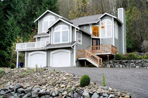 Mountain View Estate Forest Hot Tub Full Arcade