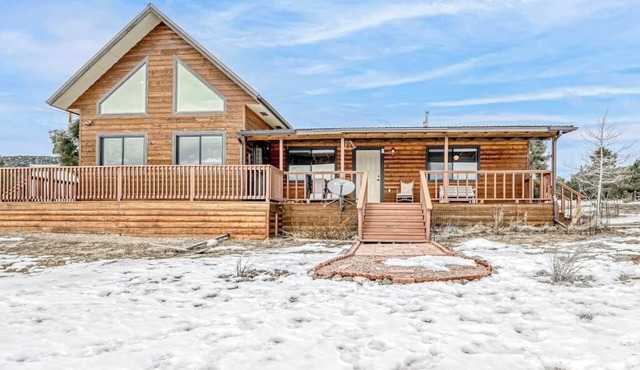 Mountain View Home w/Fantastic Setting, Fireplace, WiFi, W/D & Two Decks