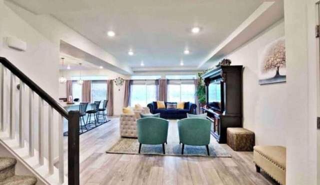 Mountain View house with, Jacuzzi, 5 beds 3.5 bath near Airport