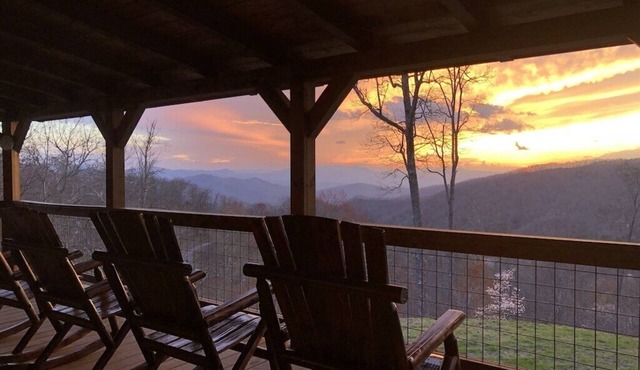 Mountaintop 4-bed Luxury Getaway w Sunset View, Game room, Hot Tub & Fire Pit