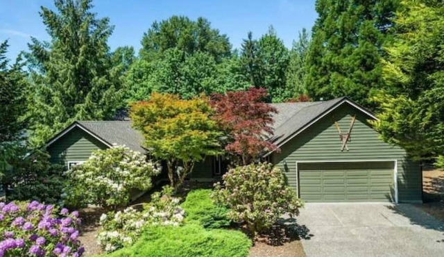 Mt Hood Getaway w/Sauna, Fireplace + Heated Pool/Hot Tub Access- Sleeps 10