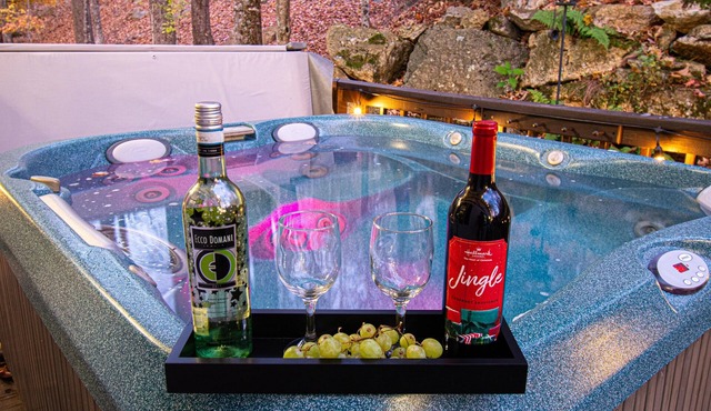 Mtn Oasis! Hot tub- Arcades- Dogs-5 min to Resort!