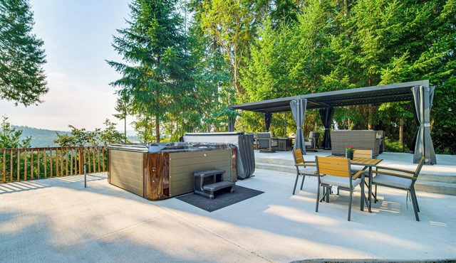 “Mtn Views & Hot Tub: Umpqua Valley Villa!”