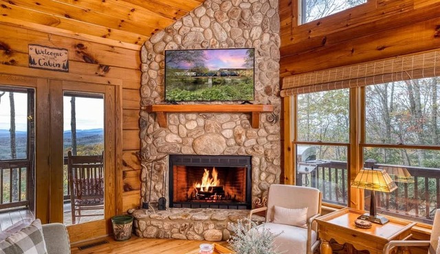 Nature's Whisper- View, hot tub, fire pit, private