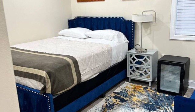 Near DC 5 bdrm 4.5 bth 11 beds 2 kitchens &parking