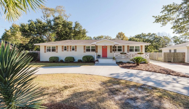 NEW! Cozy Hidden Haven - Centrally Located to Beach, Shopping & Downtown!