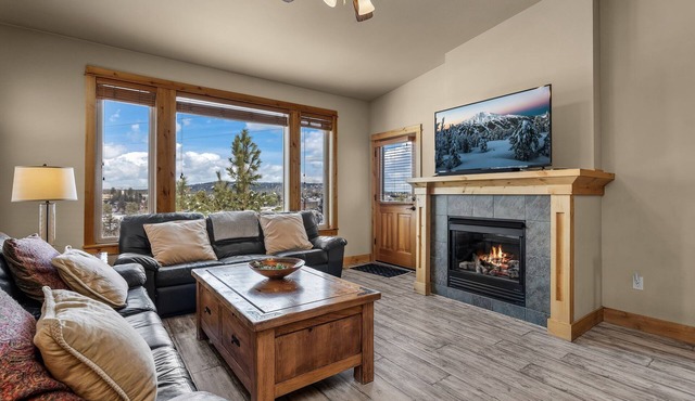 New! Old Mill Lookout–Mountain Views, Fireplace, Dog Friendly