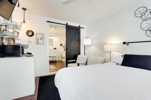 New Studio Walkable to Lake & Village w/Pool!